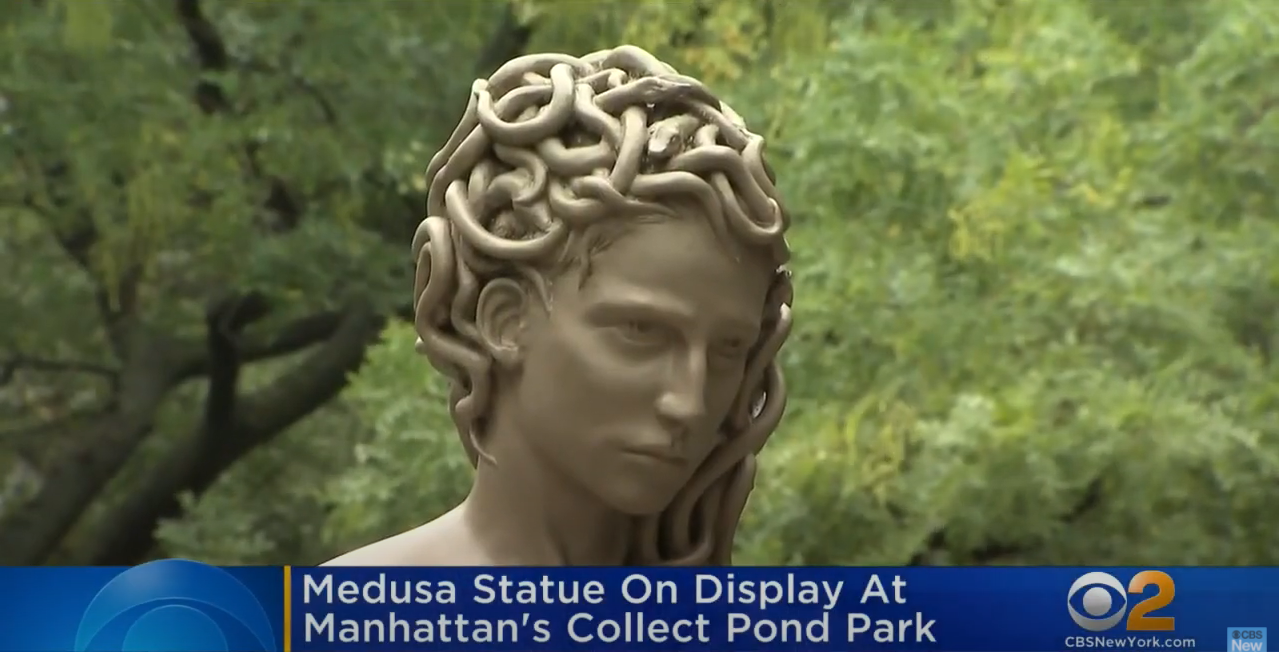 medusa-la-femme-aux-cheveux-de-serpent-rig-e-au-milieu-de-new-york