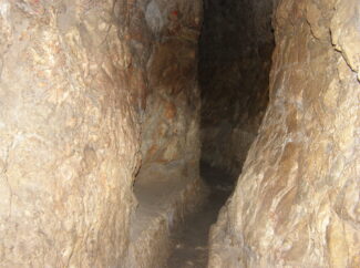 REFLEXION : Le chemin étroit, le creux du rocher et l’entrée dans la cité !